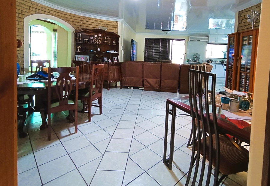 4 Bedroom Property for Sale in Langenhovenpark Free State